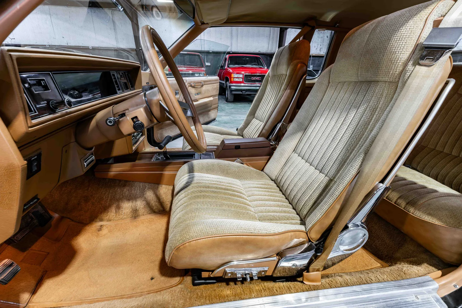 12_1979-Oldsmobile-W30-Black and Gold-536930-48.jpg